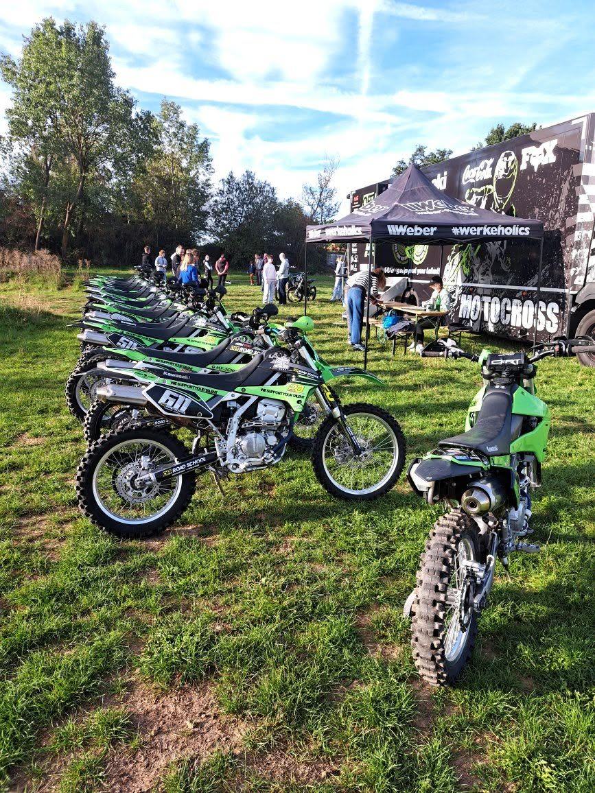 Kawasaki KLX Leihmotorräder der OFF-ROAD SCHOOL Germany beim Motocross Probetraining