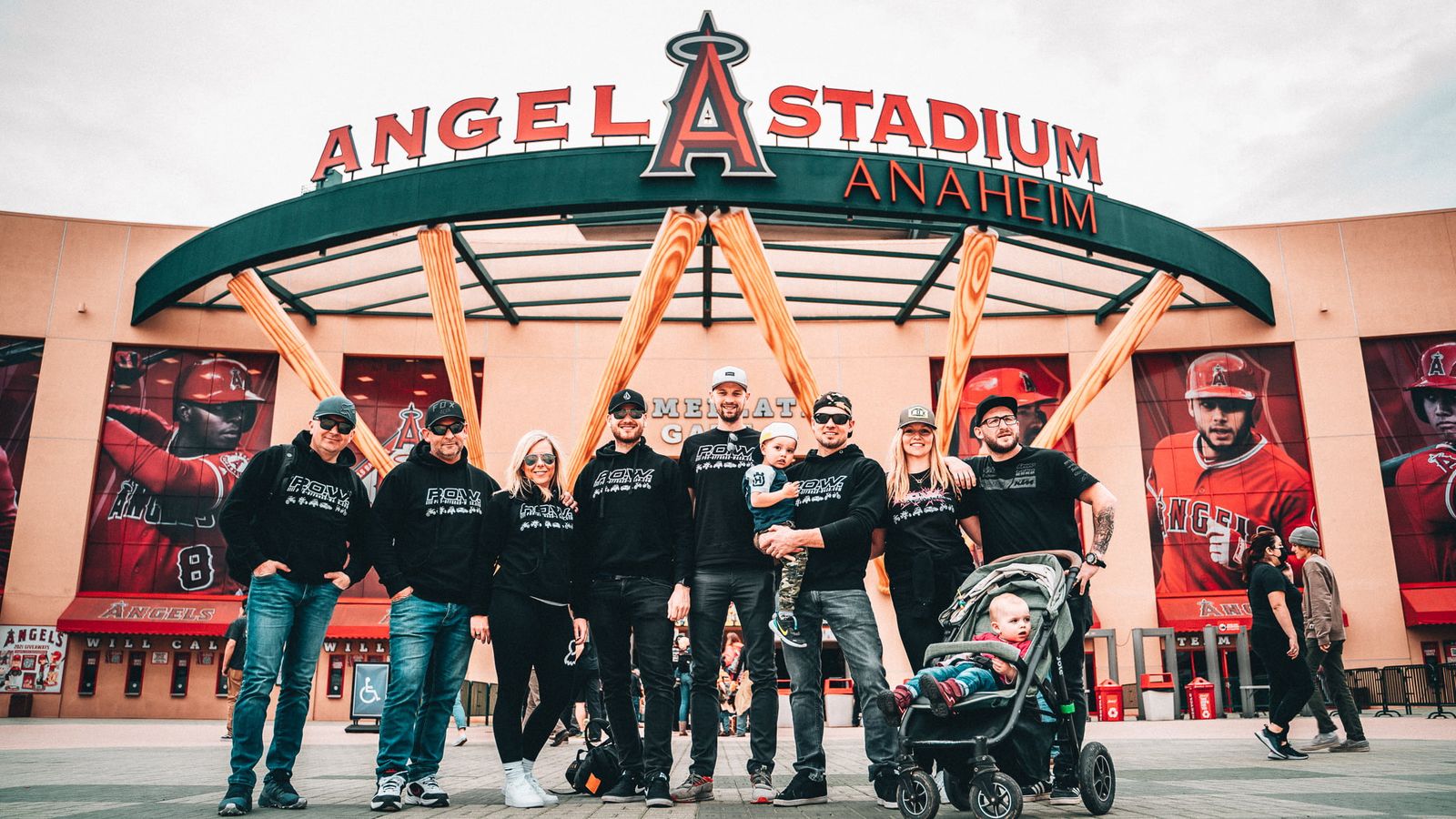 Reisegruppe von Kiedrowski Motorsports vor dem Angel Stadium in Anaheim beim AMA Supercross