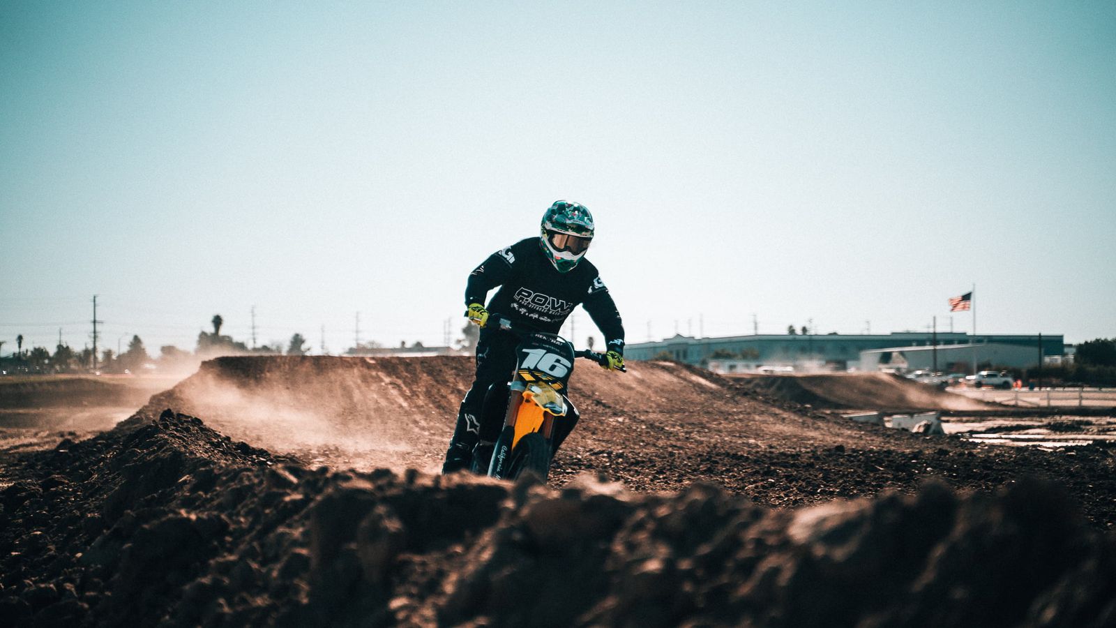 Fahrtag auf einer Motocross-Strecke in Kalifornien bei Sonnenschein