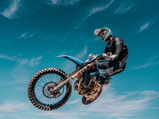 Motocross-Fahrer im Sprung vor blauem Himmel bei der Motocross-Reise von Kiedrowski Motorsports nach Kalifornien