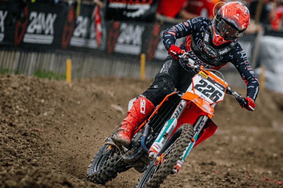 Tom Koch mit der Startnummer 226 in einer Kurve, Trainer beim MX Koch-Kurs des MCC Tessin